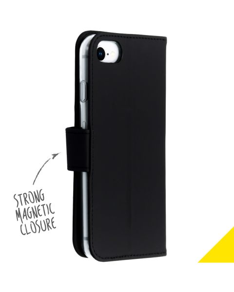 Accezz Wallet Softcase Bookcase iPhone SE (2022 / 2020) / 8 / 7 / 6(s)
